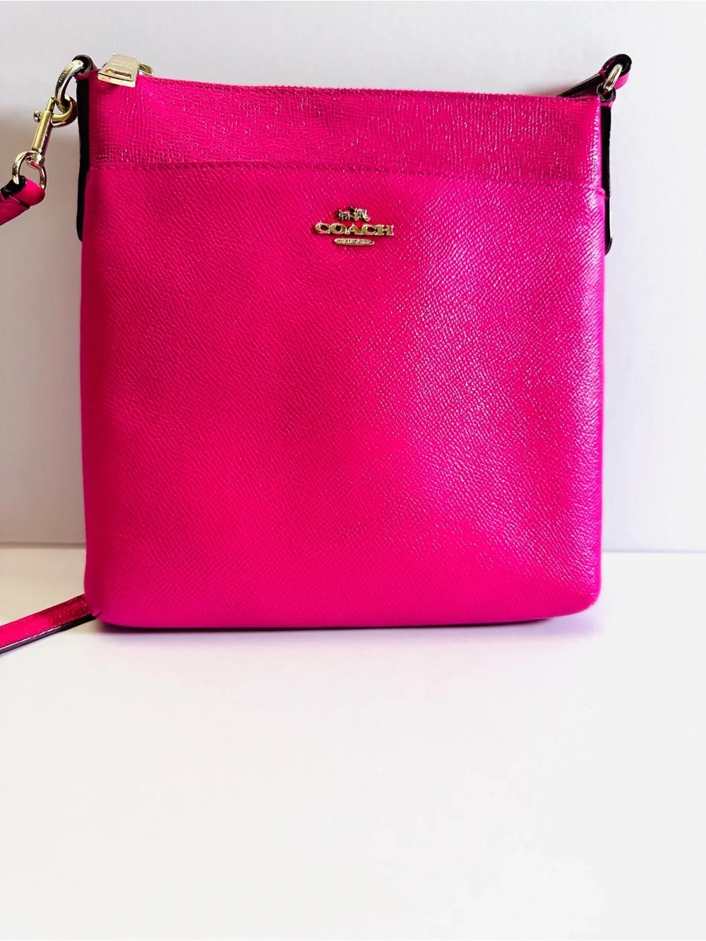 💖 COACH KITT MESSENGER CROSSBODY — BOLD PINK & CLASSIC COACH STYLE! 💖PREOWNED